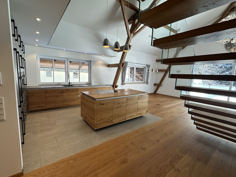 Luxuriöse 4-Zimmer Wohnung mit Dachterrasse in Walpertskirchen